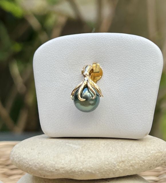 D’un vert profond et lumineux, cette perle de 8,76 mm séduit par son lustre excellent et sa qualité AAA, rare et recherchée.