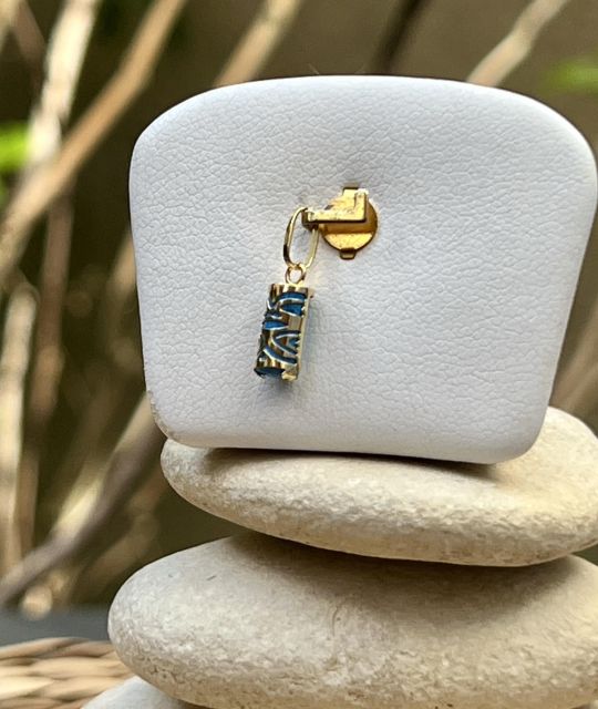 Symbole d’amour et de protection, 8,5 mm (1,5 cm avec bélière), or 0,20 g. Un bijou rare pour porter le mana discrètement.