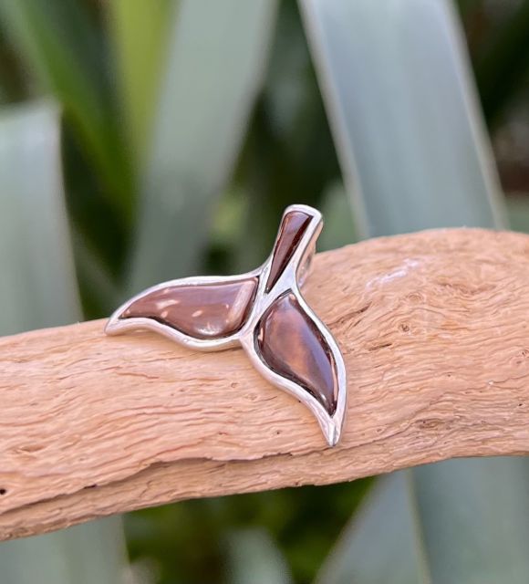 Ce pendentif symbolise l'élégance et l'aventure. Le copra, enveloppe de la noix de coco est valorisé dans une démarche éco-responsable, beauté et durabilité.