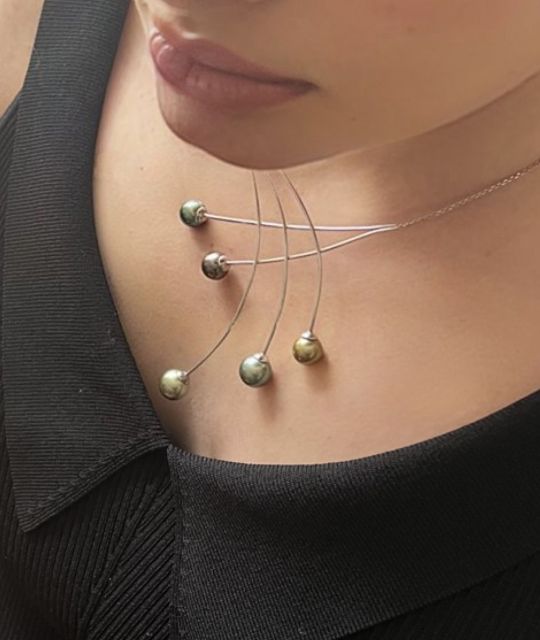 Dieser rhodinierte Silberanhänger ist eine Hymne an die Schönheit der Tahiti-Zuchtperle - seltene Farben der perlen der Gambierinseln - handgefertigte Kreation - GIA-Zertifikat