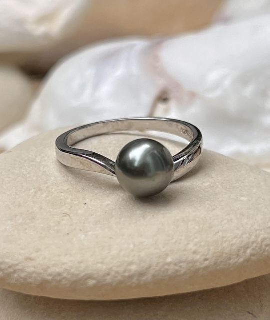 Lassen Sie sich von diesem eleganten Silberring verführen, verziert mit einer grauen Tahiti-Perle, die Ihre Hand mit Einfachheit und Klasse erstrahlen lässt.