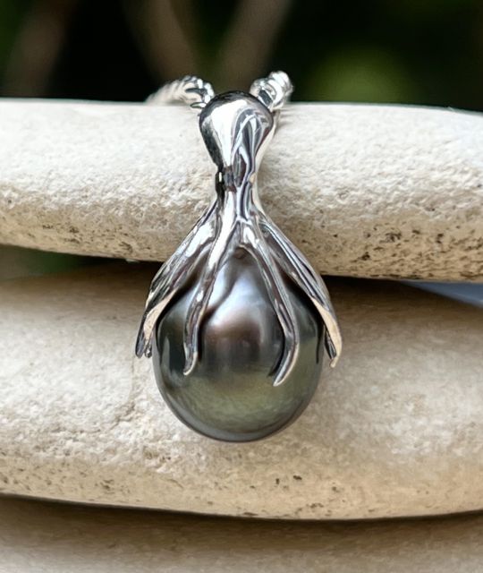 Une lumineuse perle véritable en direct des fermes perlières des Gambier orne un pendentif pieuvre - argent rhodié - ouvrage artisanal - livraison gratuite - Saint Valentin - Fête des Mères