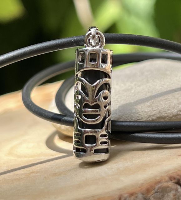 Collier Tiki en acier inoxydable et onyx noir. Symbole polynésien de force, de protection et de sagesse. Un bijou masculin inspiré des traditions du Pacifique