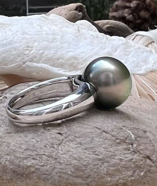 Bijou en perle de Tahiti aux reflets rares et lustre exceptionnel. Certificat d’authenticité et livraison sécurisée – Poemotu.