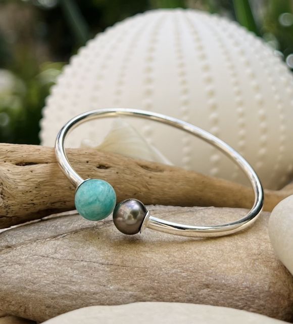 Découvrez une pièce unique et contemporaine, le bracelet en argent rhodié, larimar et perle de Tahiti authentique - certificat GIA