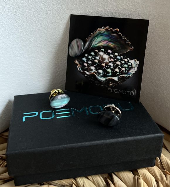 Pin's en nacre de Tahiti - offert pour toute commande sur notre site - livraison gratuite de nos bijoux perles de Tahiti