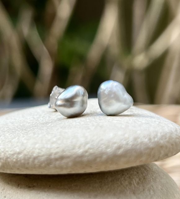 Montées sur argent 925 rhodié, ces boucles d'oreilles accueillent une paire de keshis gris baroques de 7,60 mm