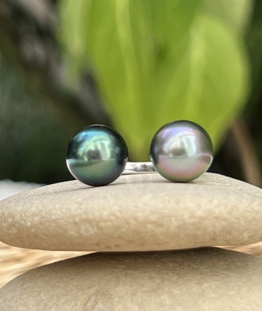 Bague Sunset en argent rhodié ornée de 2 perles de Tahiti aux couleurs rares et aux lustres remarquables. Une création Toi & Moi élégante, ajustable et unique