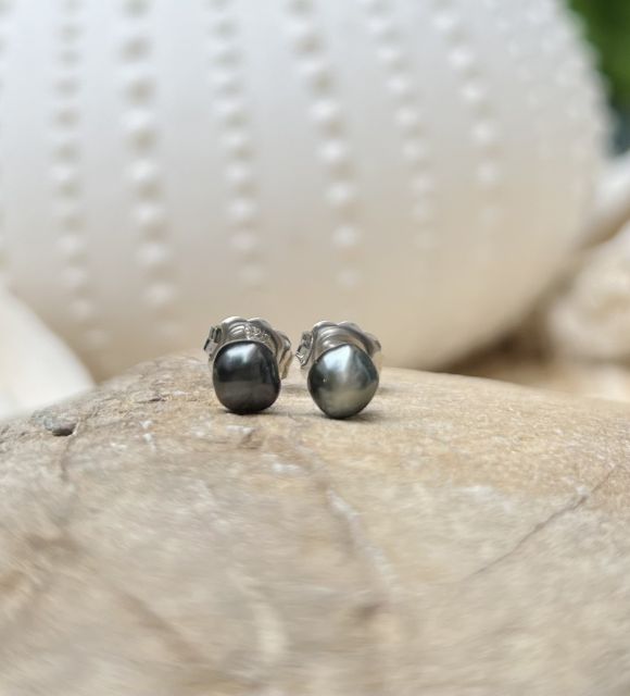 4.90mmのケシを使った「ポエラヴァ」イヤリングをご覧ください。これら2つの天然真珠がもたらす控えめなエレガンスをお楽しみください。- GIA認定 -