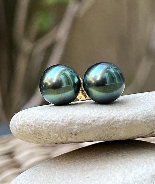 Leur couleur vert pistache lumineuse et leur lustre excellent révèlent toute la profondeur de la nacre polynésienne.