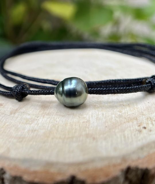 Reva, das ist eine Tahiti-Perle mit Ringen, 10,60 mm vibrierende Stille, die auf der Haut liegt wie ein Hauch von freiem Wasser.