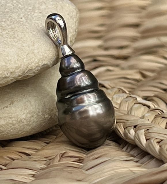 Bijou en perle de Tahiti aux reflets rares et lustre exceptionnel. Certificat d’authenticité et livraison sécurisée – Poemotu.