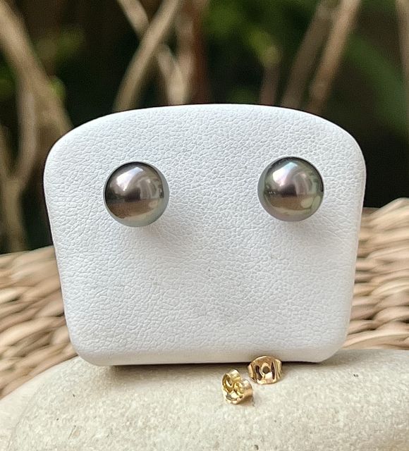 18K黄金耳环，镶嵌8.81毫米圆形大溪地珍珠，孔雀色，光泽极佳。一个精致而永恒的组合。