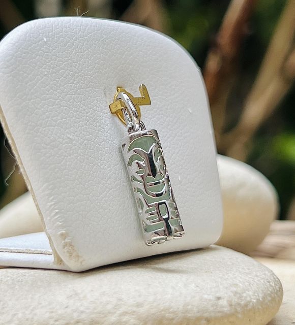 Inspiré de la tradition polynésienne, ce bijou talisman incarne santé, protection et force intérieure.