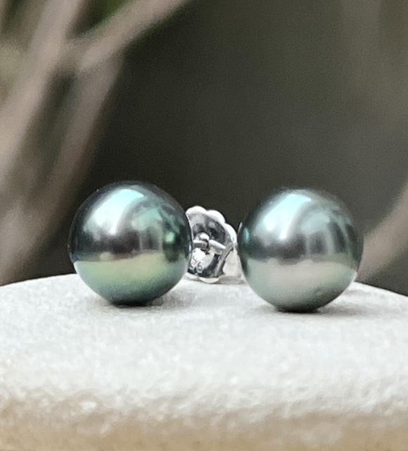Bijou en perle de Tahiti aux reflets rares et lustre exceptionnel. Certificat d’authenticité et livraison sécurisée – Poemotu.