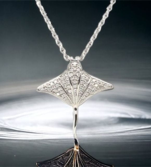 Bijou en perle de Tahiti aux reflets rares et lustre exceptionnel. Certificat d’authenticité et livraison sécurisée – Poemotu.