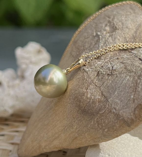 Cliquez et contemplez cette absolue merveille de la nature - Perle de Tahiti de forme Bouton - couleur Vert Lagon - Qualité AAA - Diamètre 13mm - Certificat GIA