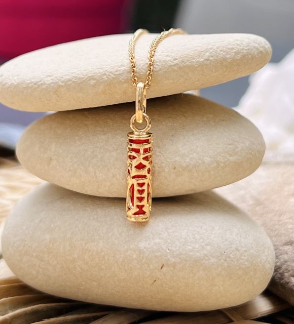 Symbole de la tendresse et de la sagesse polynésiennes : pendentif plaqué or et résine corail en forme de Tiki Tahitien