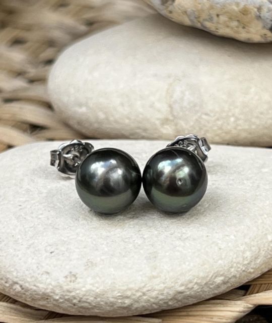 Fesselnde grüne Tahiti-Perlen, gefasst in Ohrsteckern aus rhodiniertem 925er Silber - handgefertigt in unserer Werkstatt in Frankreich