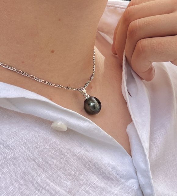 Bijou en perle de Tahiti aux reflets rares et lustre exceptionnel. Certificat d’authenticité et livraison sécurisée – Poemotu.