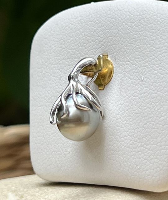 Pendentif pieuvre perle de Tahiti en argent rhodié. Perle cerclée aux nuances naturelles, bijou authentique et accessible. Livraison sécurisée.