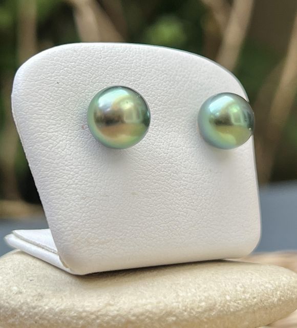 Cette paire unique met en valeur deux perles de Tahiti drop de 9,40 mm, d’un vert lagon lumineux et au lustre excellent. - envoi sécurisé