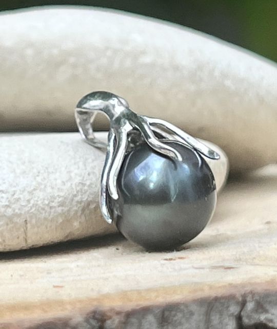 Entdecken Sie Octopus - der Anhänger aus rhodiniertem 925er Silber wird durch eine echte schwarze Perle aus den Perlenfarmen Französisch-Polynesiens veredelt.