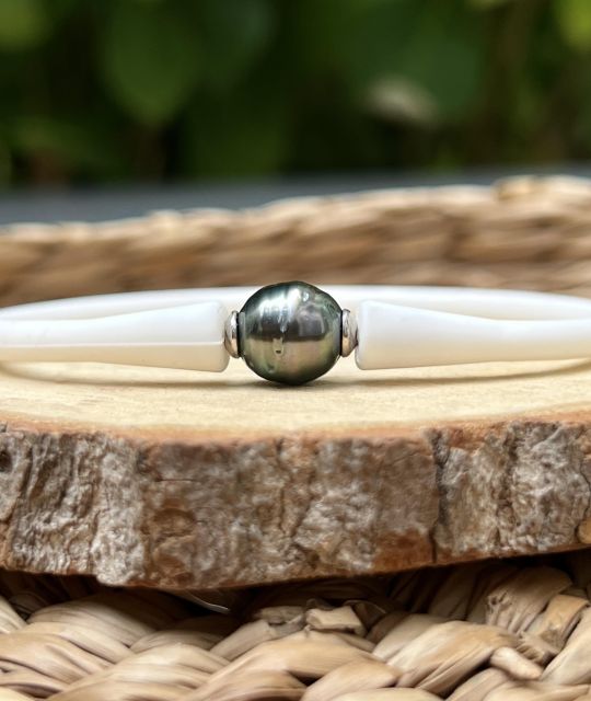 Découvrez Teahupoo, un bracelet en perle de Tahiti de 10.12 mm inspiré de la puissance et de l’élégance des lagons de Polynésie française