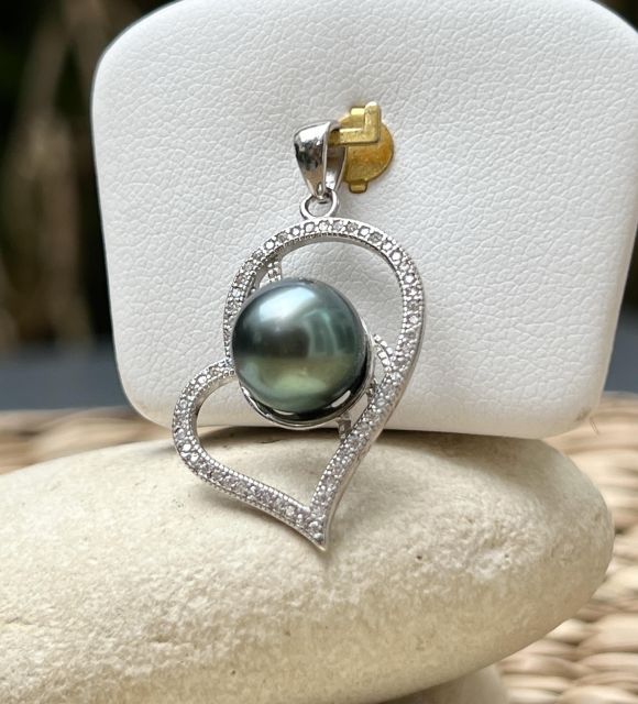 我们为您提供的这款心形吊坠采用 925 镀铑银、锆石和绿色蓝色调的大溪地珍珠制成，是一款独特的产品 - 提供免费 DHL 送货服务