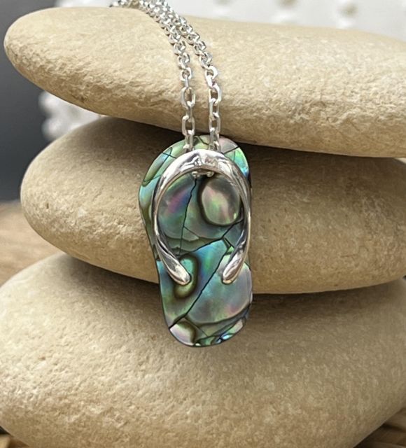 Mélange élégant de tradition et d'exotisme, capturant l'essence de la culture maritime, le pendentif savate affiche votre amour des îles - livraison gratuite