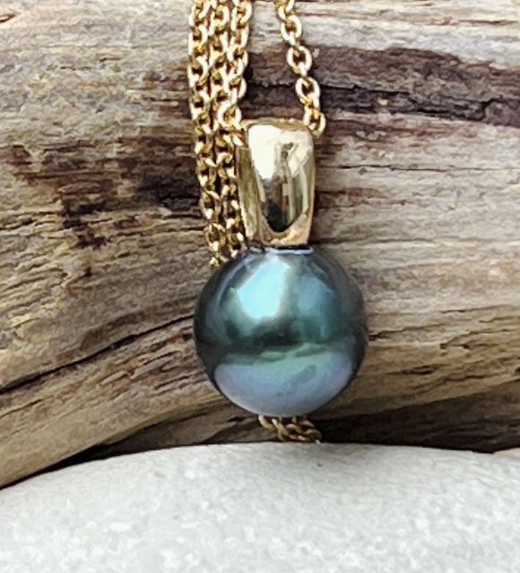 Bijou en perle de Tahiti aux reflets rares et lustre exceptionnel. Certificat d’authenticité et livraison sécurisée – Poemotu.