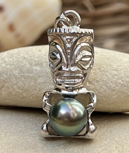 Wunderschöner Tiki-Anhänger aus rhodiniertem Silber mit einer hellen Pfauen-Tahitiperle - das Mana, veredelt durch eine Tahiti-Perle aus Polynesien - zertifiziert und garantiert