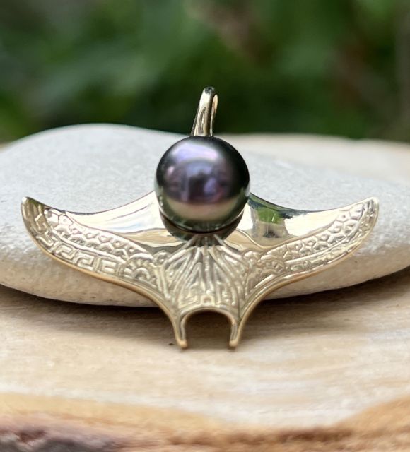 Joya en perla de Tahití con reflejos raros y brillo excepcional. Certificado de autenticidad y entrega segura – Poemotu.