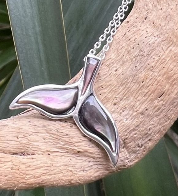 Feiern Sie die Natur - authentisches Perlmut von Tahiti, veredelt als Delfinschwanz-Anhänger - exklusive Poemotu-Kreation - Gemeinsam schätzen wir die maritimen Ressourcen wert