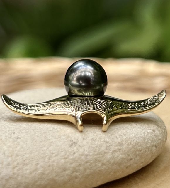 Bijou en perle de Tahiti aux reflets rares et lustre exceptionnel. Certificat d’authenticité et livraison sécurisée – Poemotu.