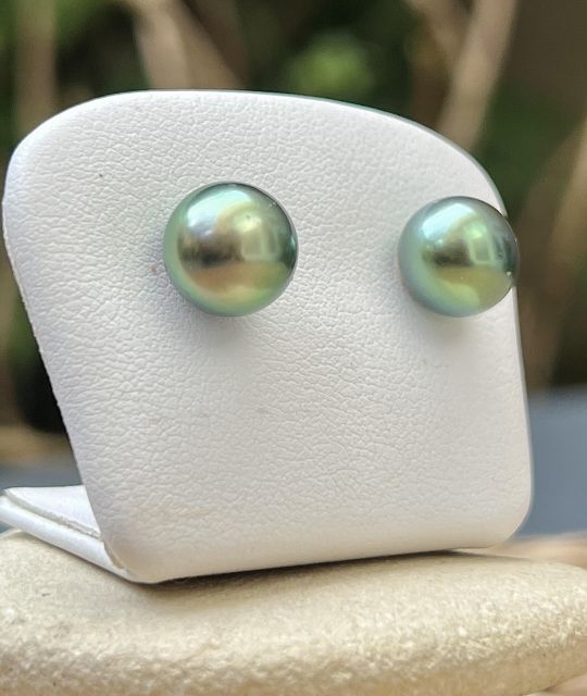 Cette paire unique met en valeur deux perles de Tahiti drop de 9,40 mm, d’un vert lagon lumineux et au lustre excellent. - envoi sécurisé