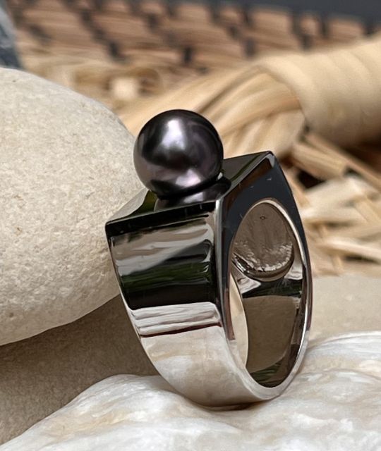 Erliegen Sie dem Charme dieses eleganten Siegelrings aus rhodiniertem Silber, verziert mit einer echten Tahiti-Zuchtperle mit purpurnen 