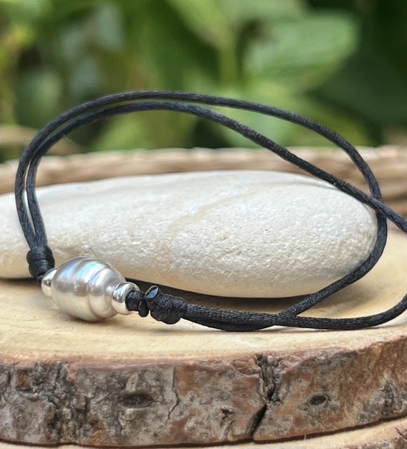 Adoptez cet adorable bracelet coton et sa véritable perle de culture de Tahiti de couleur blanche au lustre excellent - certificat GIA -