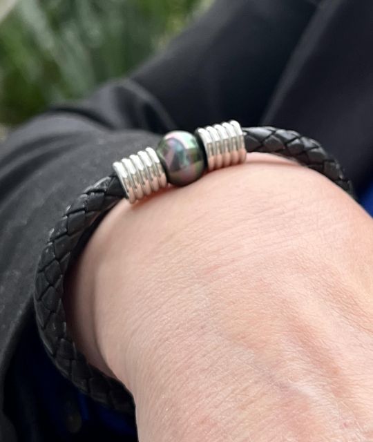 タヒチ産セミバロックパール（12.32mm）が飾られた、編み込みレザーとステンレススチール製クロコダイルクラスプ付き男性用ブレスレットMaohirii