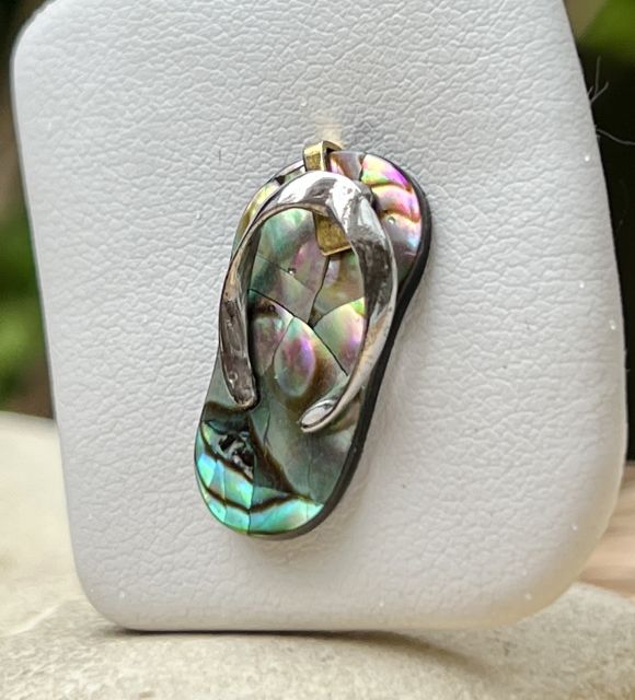 Mélange élégant de tradition et d'exotisme, capturant l'essence de la culture maritime, le pendentif savate affiche votre amour des îles - livraison gratuite