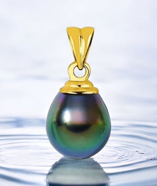une force magnétique émerge de ce pendentif en or perle de Tahiti, une ligne robuste et une perle de Tahiti goutte, forme la plus prisée dans la perle de Tahiti