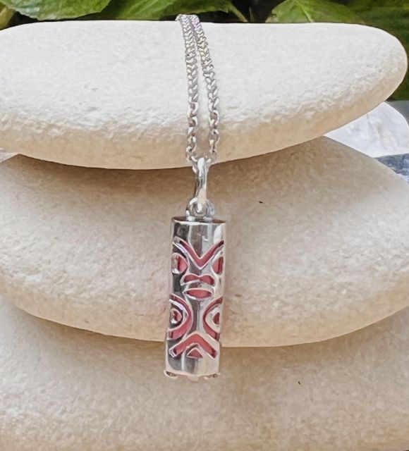 Adoptez sans attendre le pendentif tiki amour - agate rose - pièce unique - tiki traditionnel de Tahiti - livraison gratuite - satisfait ou remboursé 30 jours