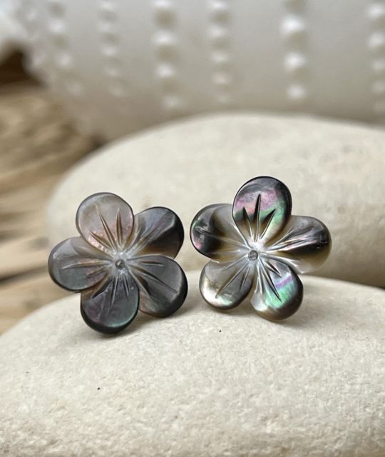 Bezaubernde Blüten aus schillerndem Tahiti-Perlmutt - in unserem Atelier in Nantes gefertigt - einzigartiges Paar Ohrringe - kostenloser Versand