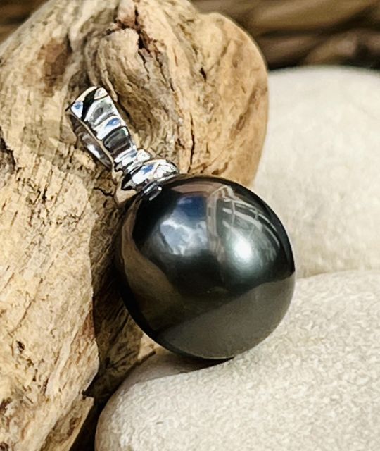 Bijou en perle de Tahiti aux reflets rares et lustre exceptionnel. Certificat d’authenticité et livraison sécurisée – Poemotu.