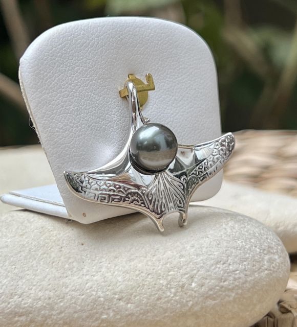 壮麗なマンタがここでタヒチの本物の黒真珠によって引き立てられています - 一点物 - 認証済み・保証付き - 送料無料