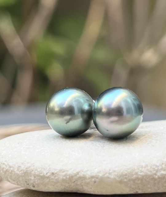 Ihre lindgrüne Farbe, selten und leuchtend, erinnert an die goldenen Reflexionen einer Lagune in der Sonne. Zertifiziert und garantiert