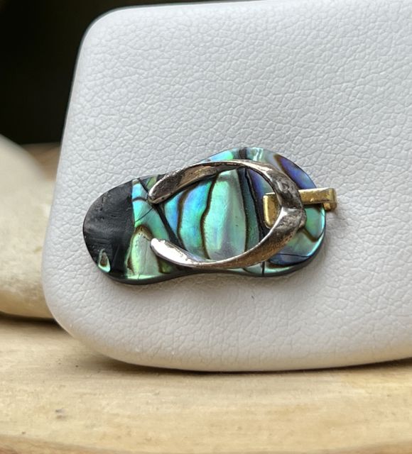 Mélange élégant de tradition et d'exotisme, capturant l'essence de la culture maritime, le pendentif savate affiche votre amour des îles - livraison gratuite