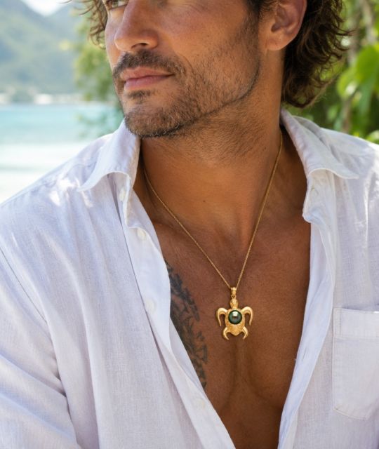 Pendentif tortue en or 18 carats et véritable Perle de Tahiti. Un bijou inspiré de la Polynésie, symbole de longévité, protection, liberté et élégance naturelle