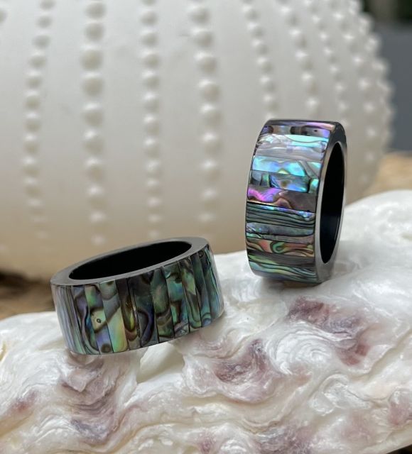Découvrez l'iridescence de cette bague, à porter aussi comme bijou de foulard et de paréo - reflets irisés bleu - vert- rose - livraison gratuite