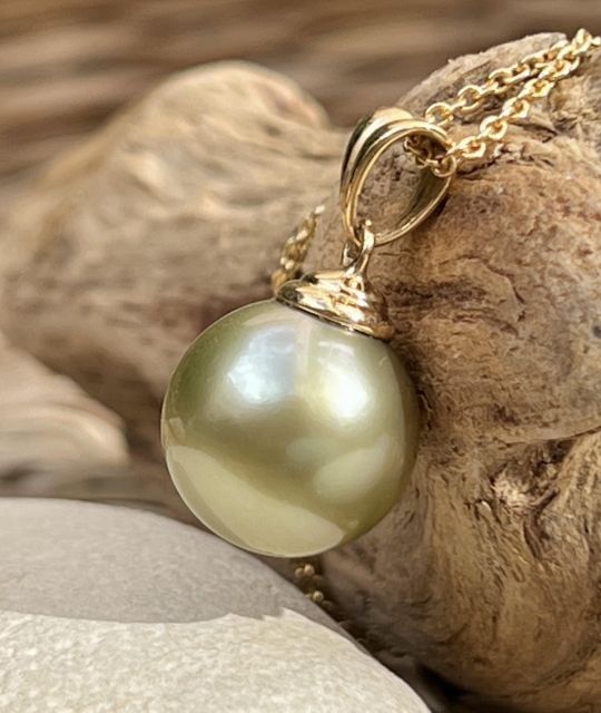 Découvrez ce pendentif et sa véritable et incroyable perle de Tahiti vert doré au lustre éclatant - dans le TOP 3 des plus belles perles de Tahiti